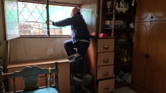  اغلقوا منافذ بيته وضيّقوا عليه المعيشة .. شاهد معاناة الحاج اسماعيل الشوّا من يافا